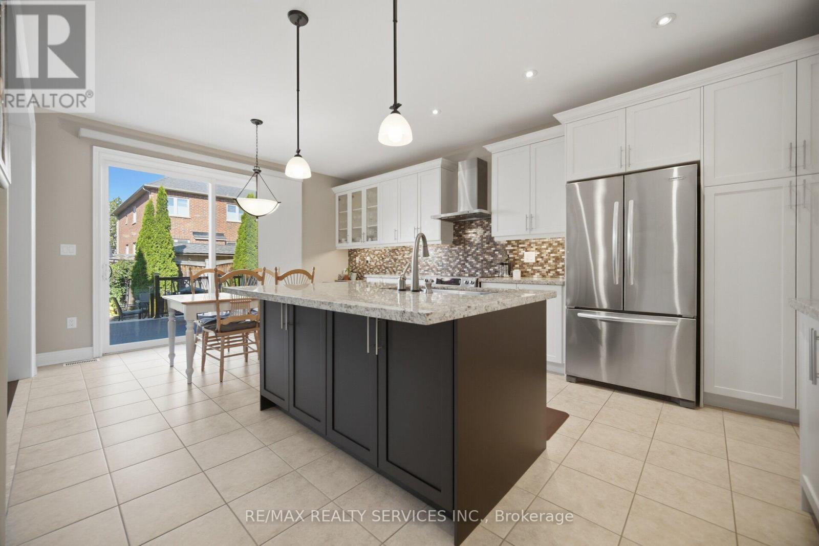 49 Learmont Avenue, Caledon, ON - Indoor Photo Showing Kitchen With Upgraded Kitchen