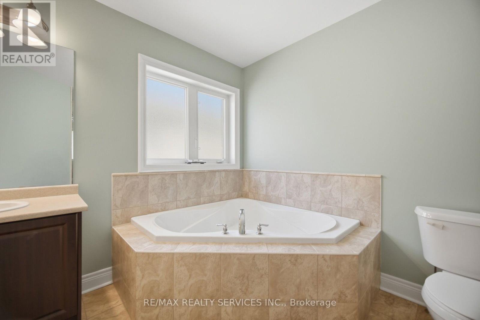 49 Learmont Avenue, Caledon, ON - Indoor Photo Showing Bathroom