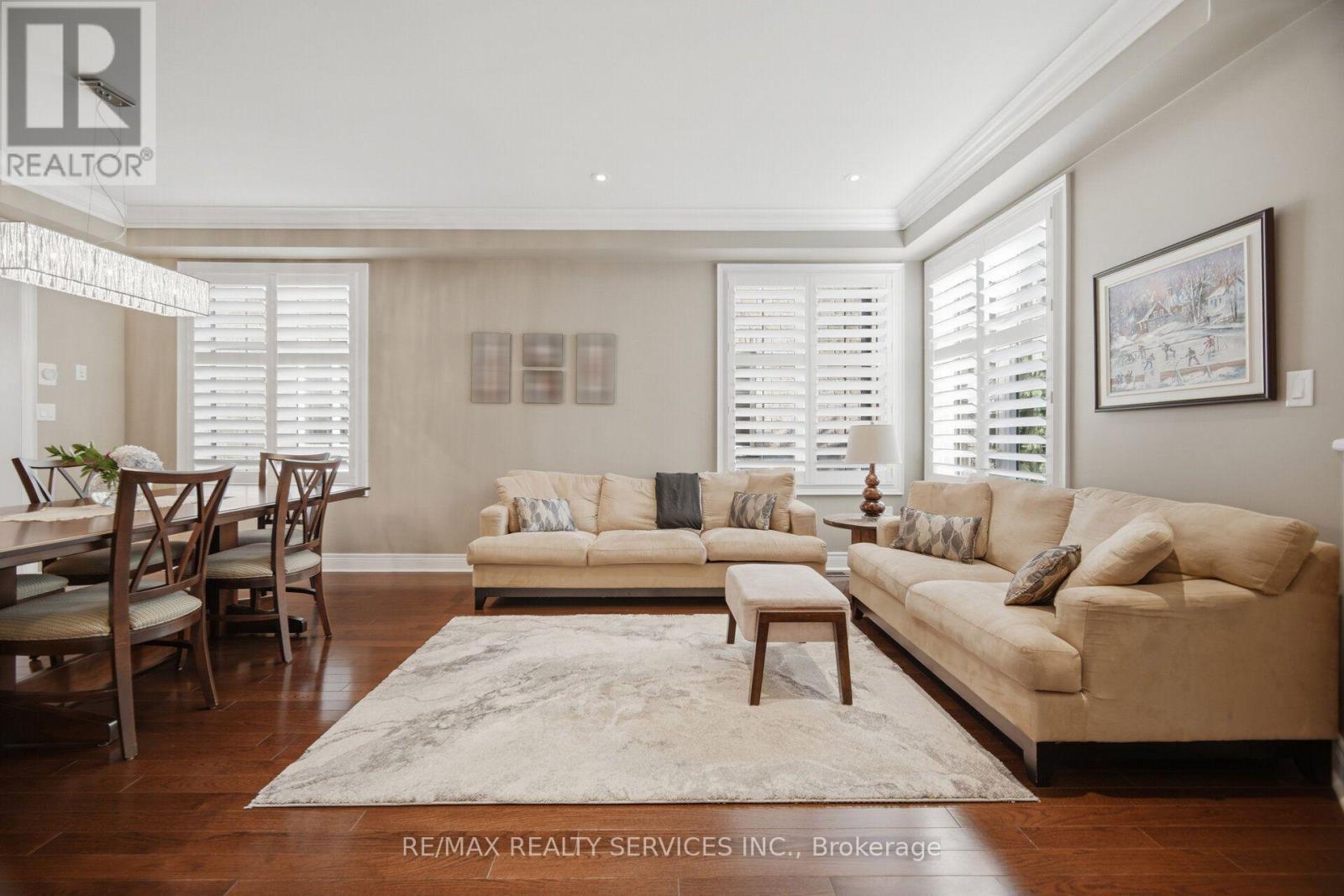49 Learmont Avenue, Caledon, ON - Indoor Photo Showing Living Room