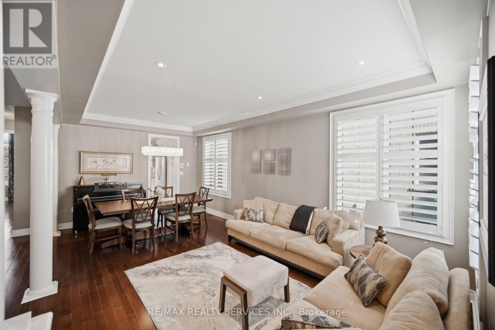 49 Learmont Avenue, Caledon, ON - Indoor Photo Showing Living Room