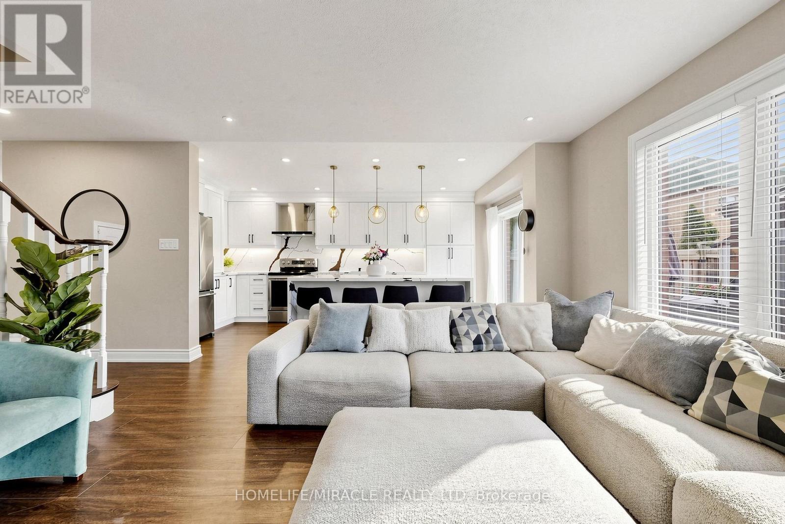 159 Weston Drive, Milton, ON - Indoor Photo Showing Living Room