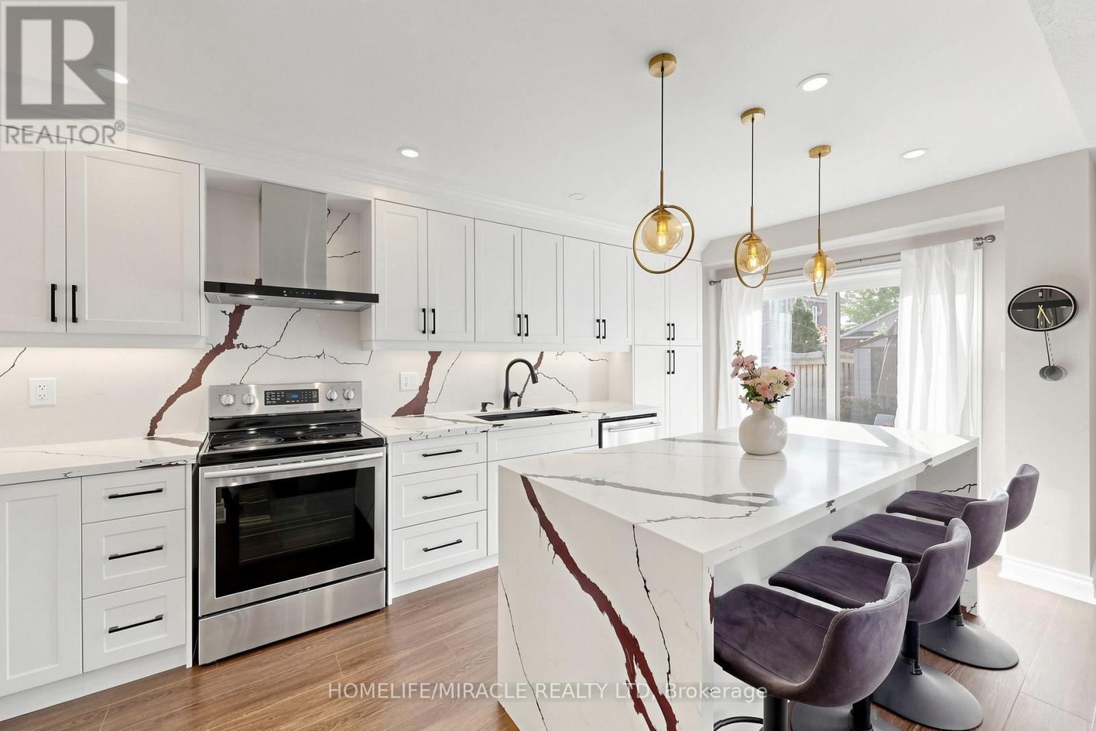 159 Weston Drive, Milton, ON - Indoor Photo Showing Kitchen With Upgraded Kitchen