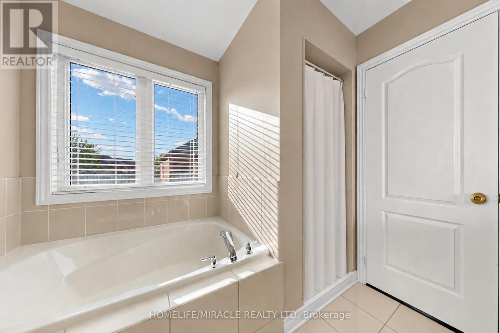 159 Weston Drive, Milton, ON - Indoor Photo Showing Bathroom