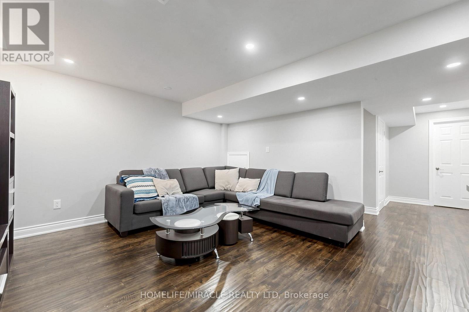159 Weston Drive, Milton, ON - Indoor Photo Showing Living Room