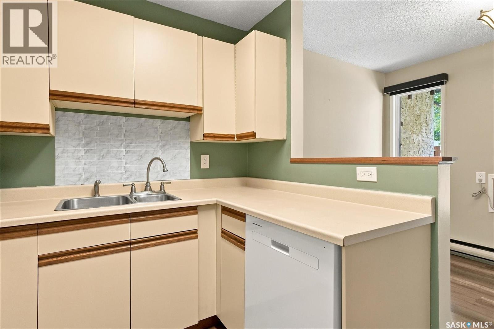 102 431 Tait Court, Saskatoon, SK - Indoor Photo Showing Kitchen With Double Sink