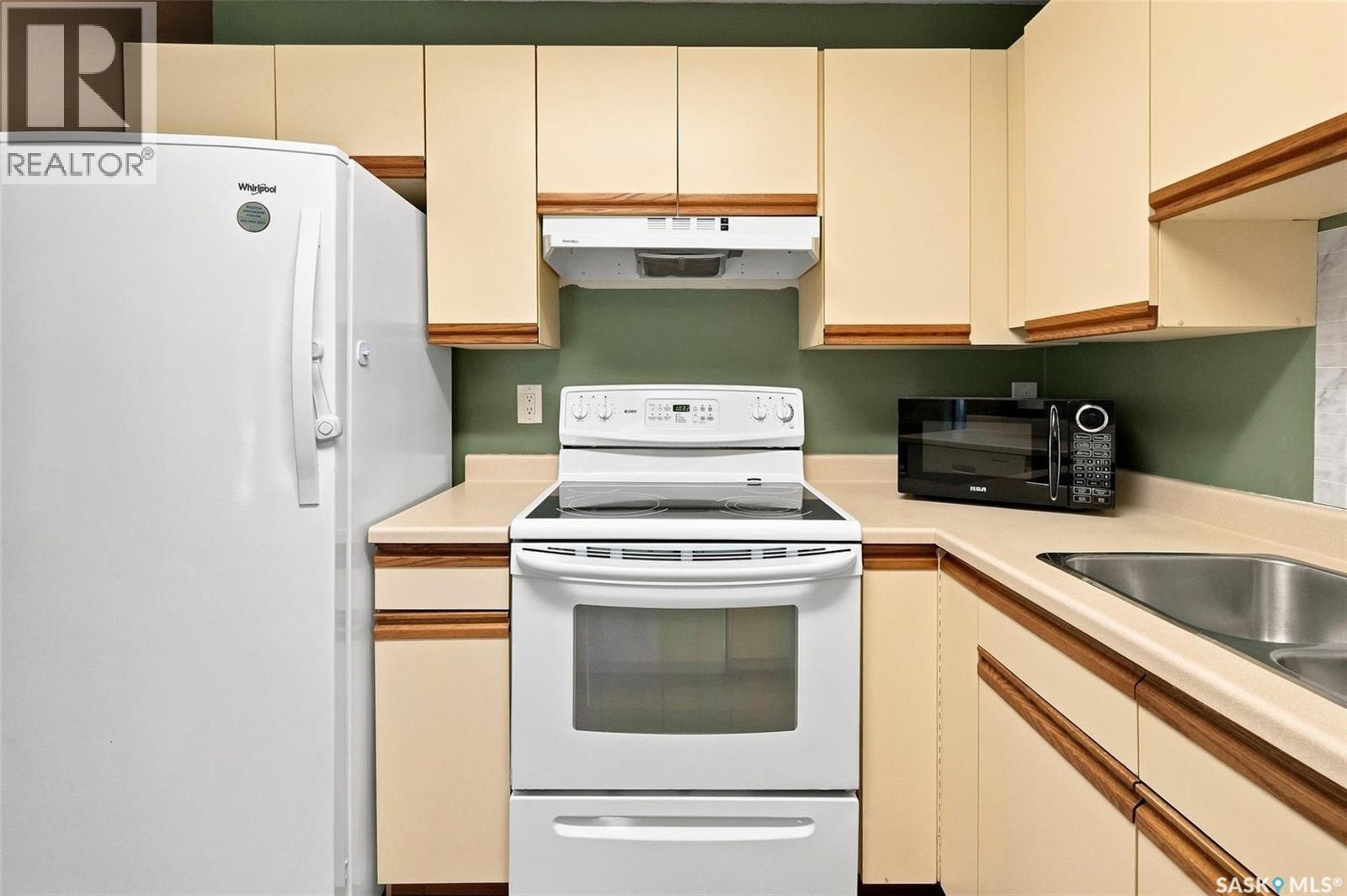 102 431 Tait Court, Saskatoon, SK - Indoor Photo Showing Kitchen