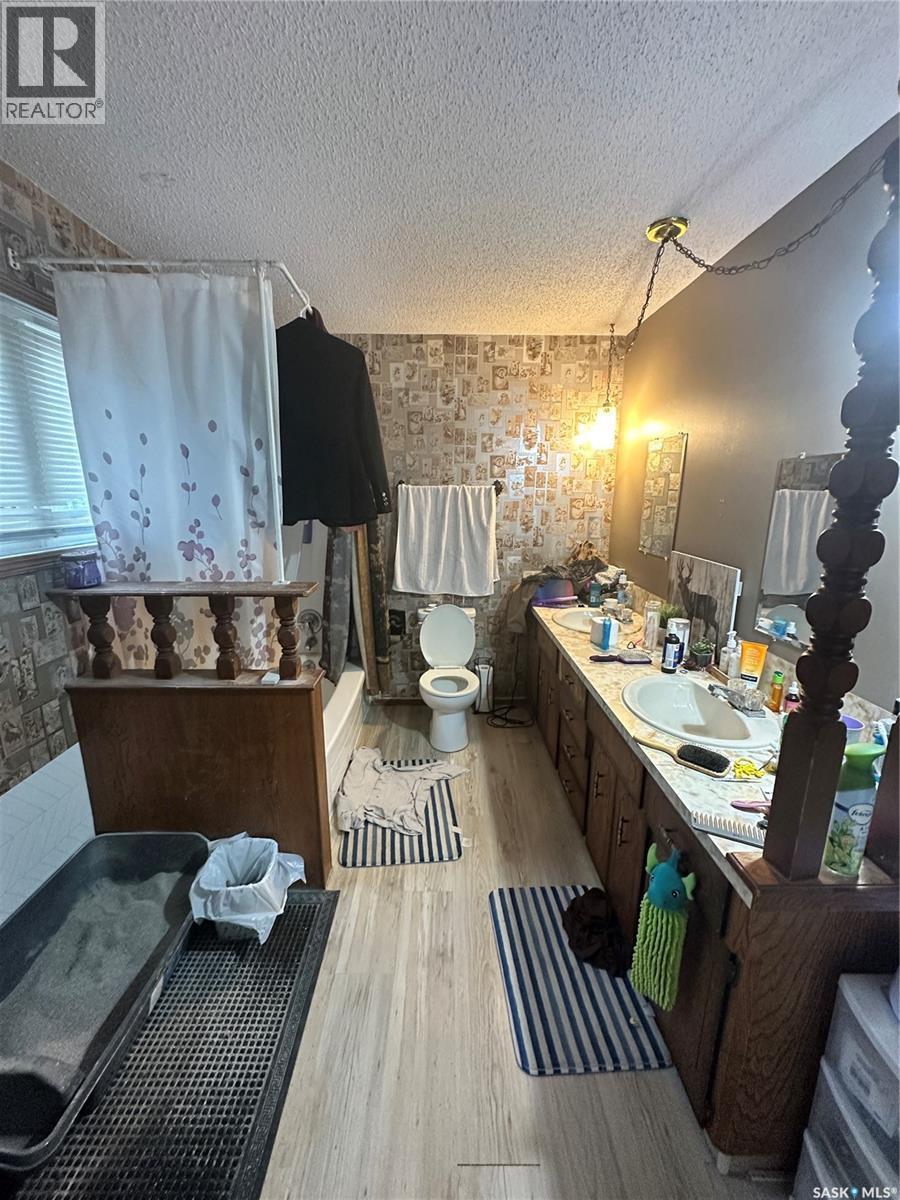 1085 4Th Avenue Nw, Moose Jaw, SK - Indoor Photo Showing Bathroom