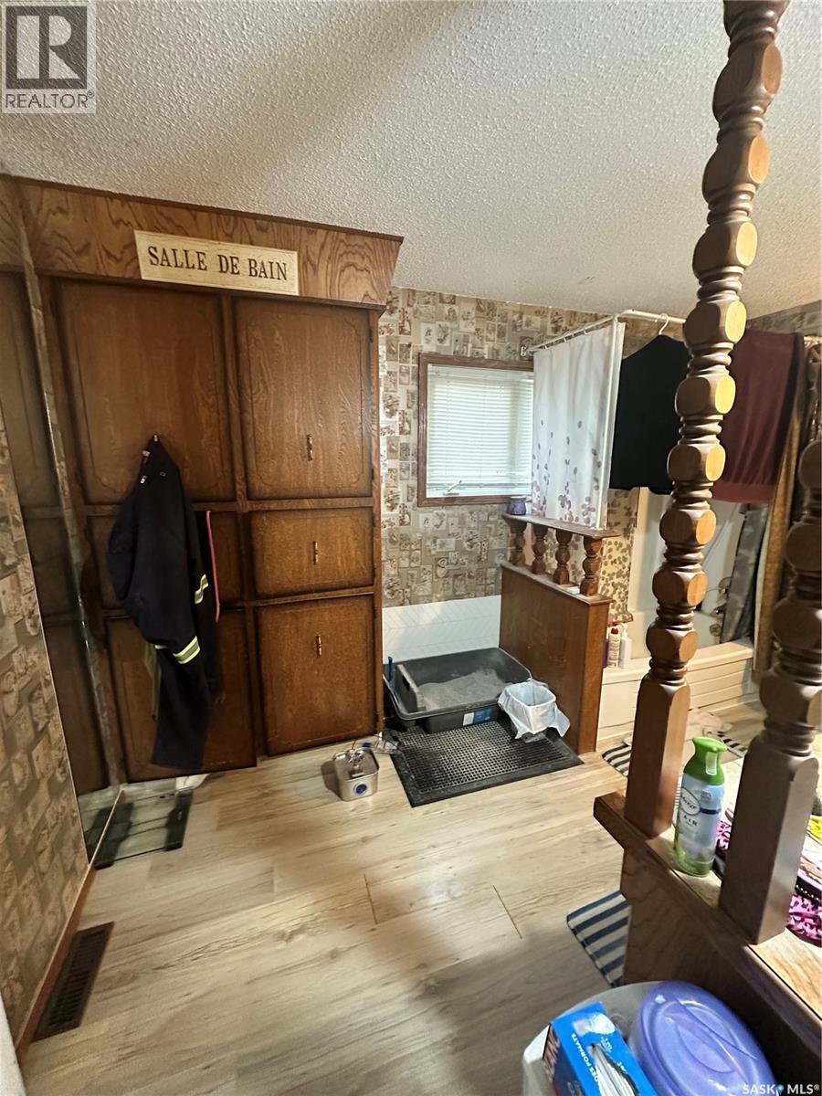 1085 4Th Avenue Nw, Moose Jaw, SK - Indoor Photo Showing Other Room