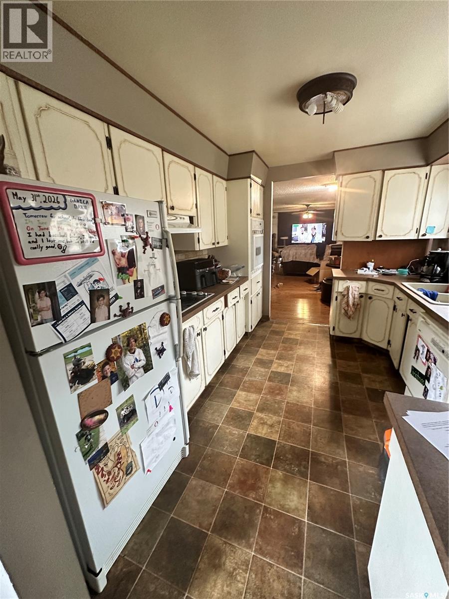 1085 4Th Avenue Nw, Moose Jaw, SK - Indoor Photo Showing Kitchen