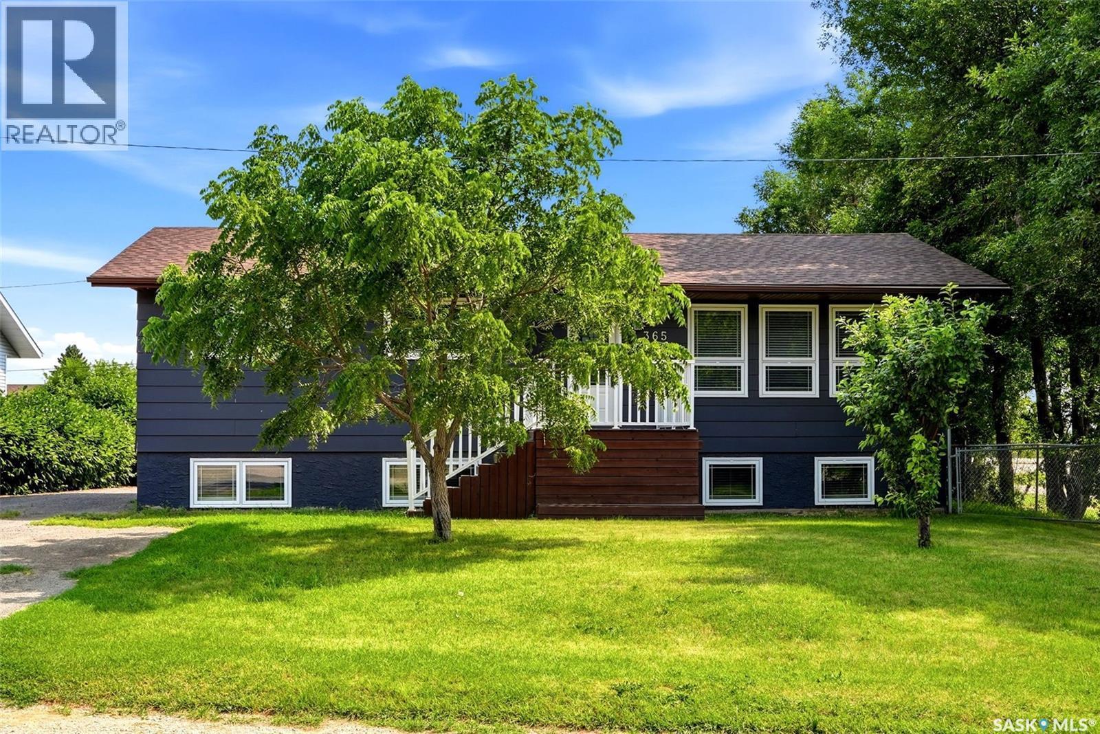 365 Second Street, Mclean, SK - Outdoor