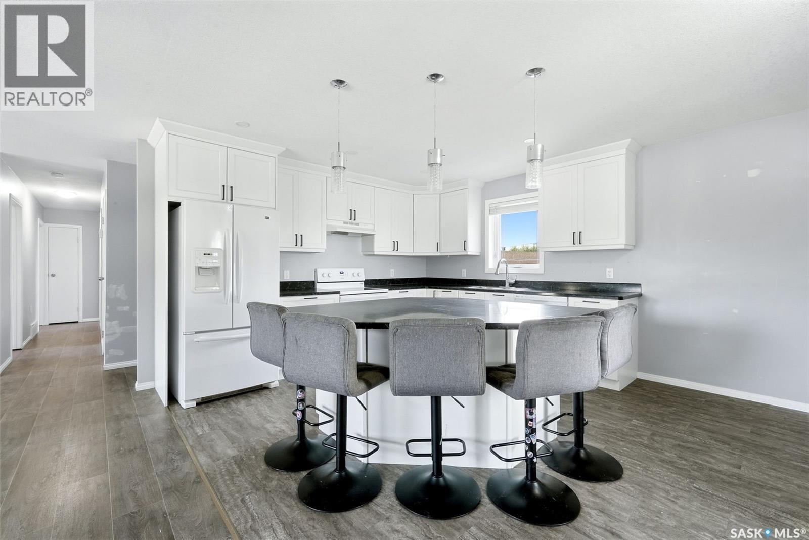 365 Second Street, Mclean, SK - Indoor Photo Showing Kitchen With Upgraded Kitchen