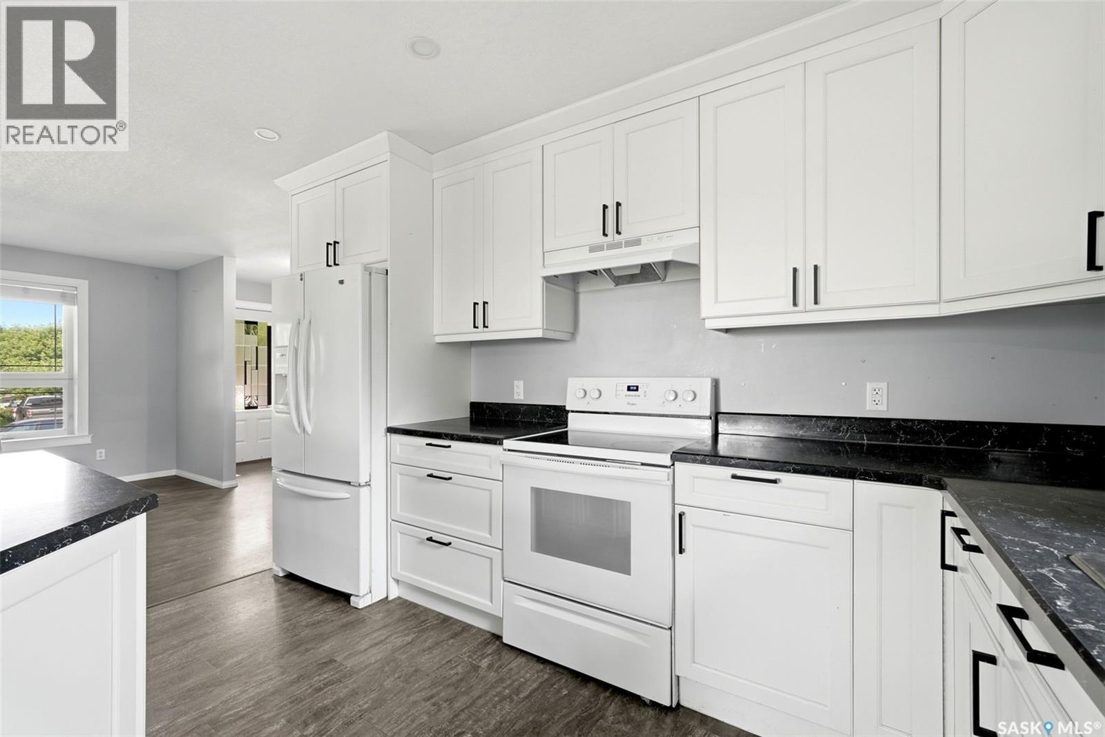 365 Second Street, Mclean, SK - Indoor Photo Showing Kitchen