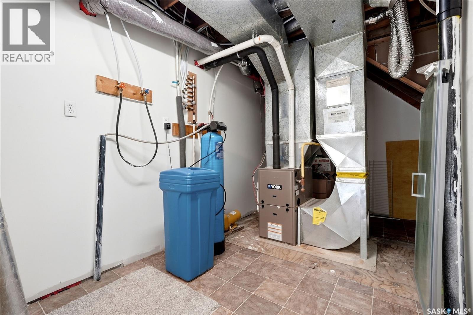 365 Second Street, Mclean, SK - Indoor