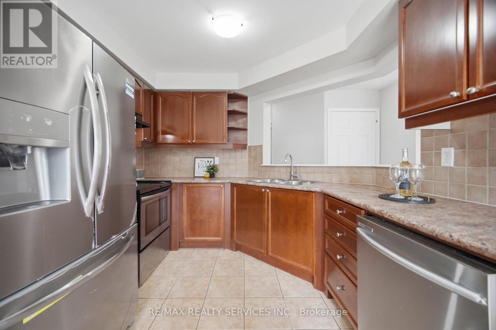 9 Ollie Avenue, Brampton, ON - Indoor Photo Showing Kitchen With Stainless Steel Kitchen With Double Sink