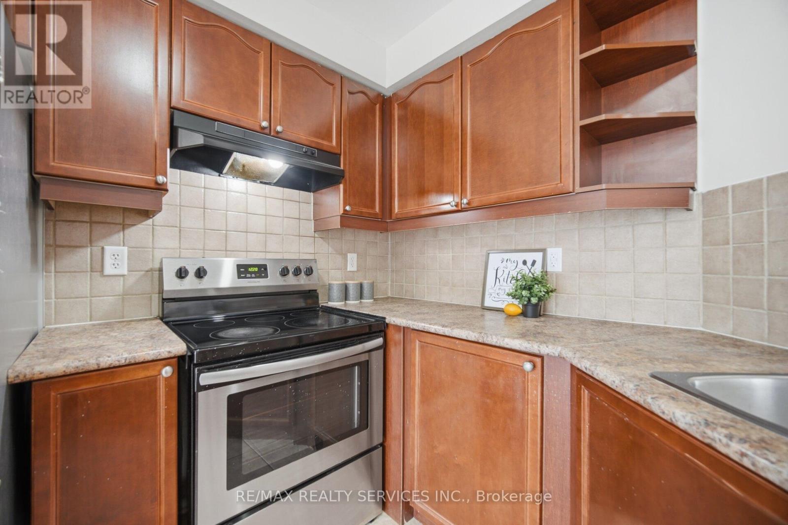 9 Ollie Avenue, Brampton, ON - Indoor Photo Showing Kitchen