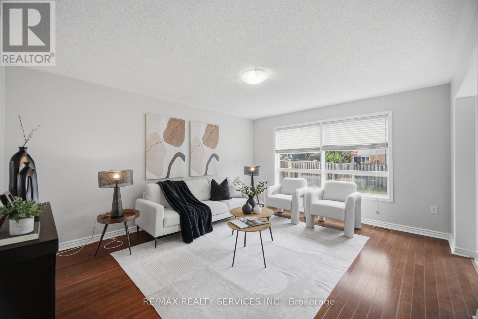 9 Ollie Avenue, Brampton, ON - Indoor Photo Showing Living Room