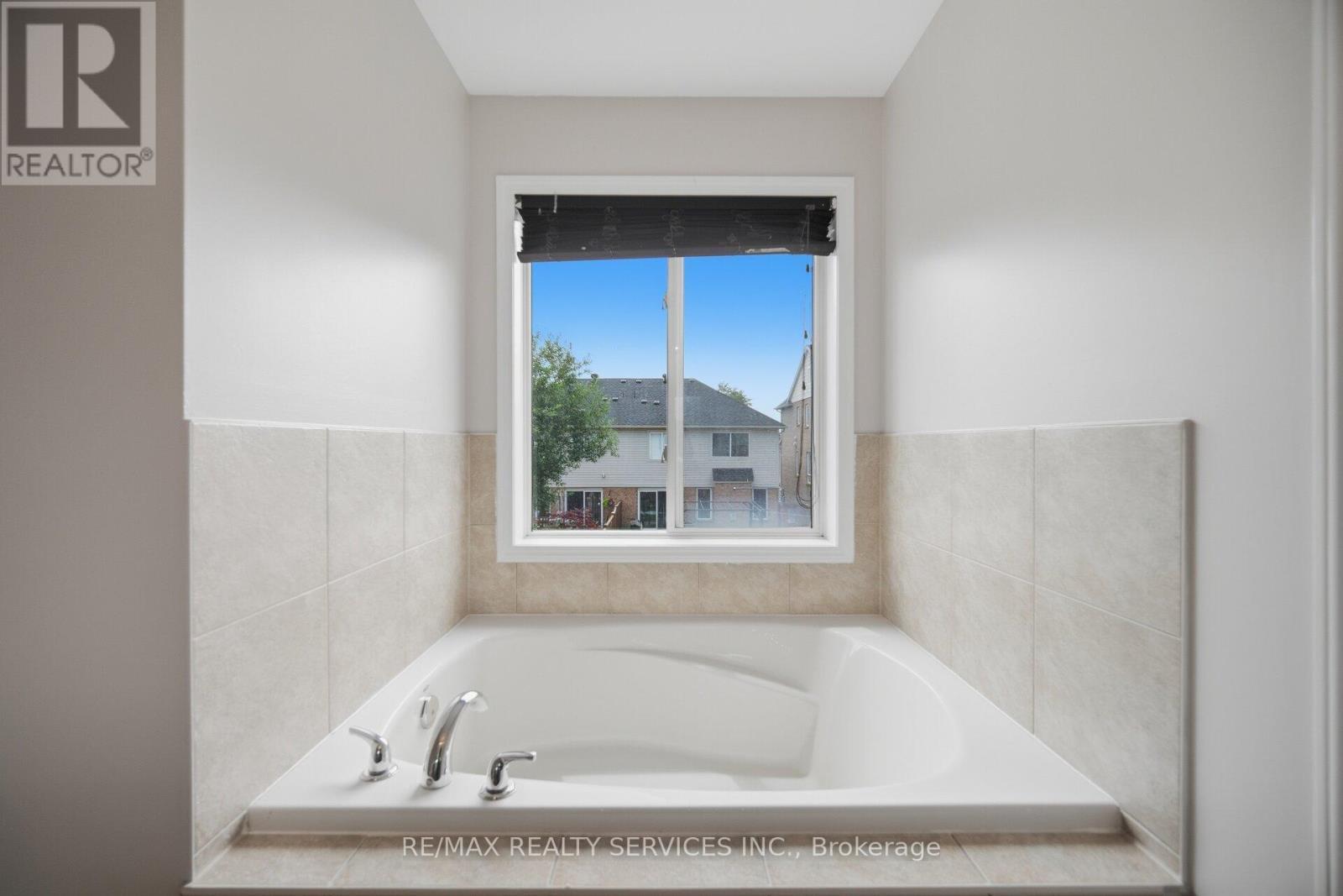 9 Ollie Avenue, Brampton, ON - Indoor Photo Showing Bathroom
