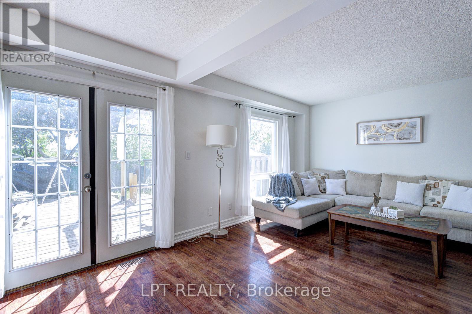 30 Dawson Road, Orangeville, ON - Indoor Photo Showing Living Room