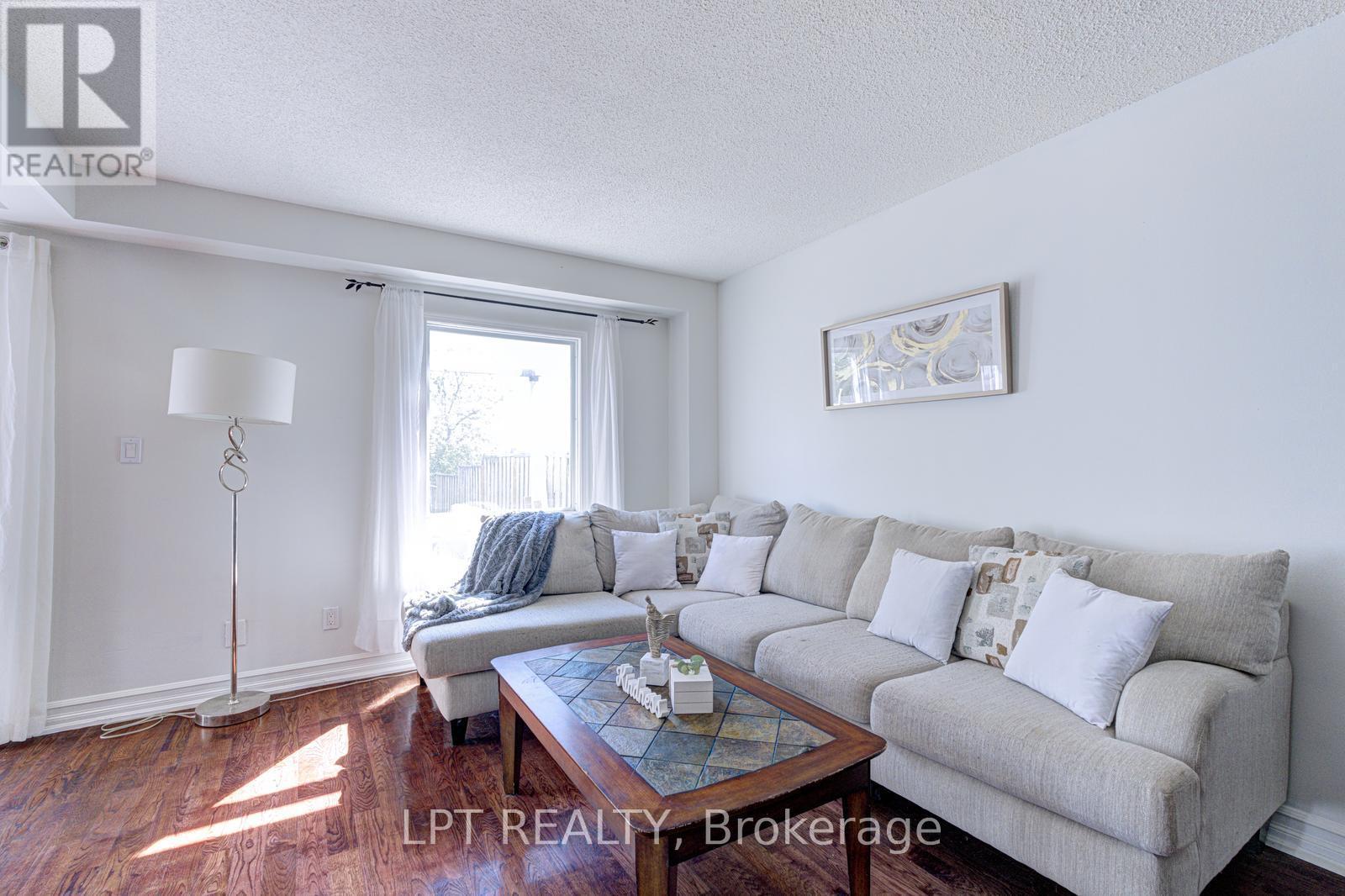 30 Dawson Road, Orangeville, ON - Indoor Photo Showing Living Room