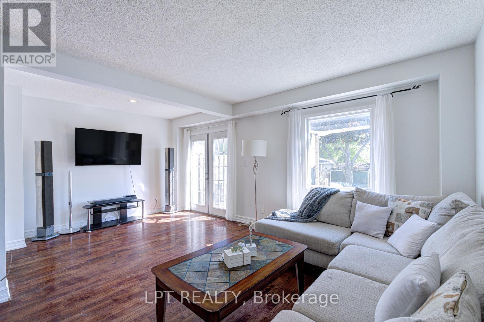 30 Dawson Road, Orangeville, ON - Indoor Photo Showing Living Room