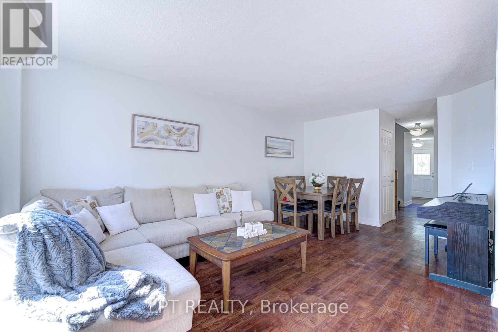 30 Dawson Road, Orangeville, ON - Indoor Photo Showing Living Room