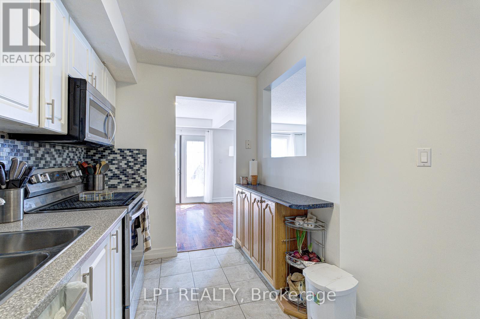 30 Dawson Road, Orangeville, ON - Indoor Photo Showing Kitchen With Double Sink