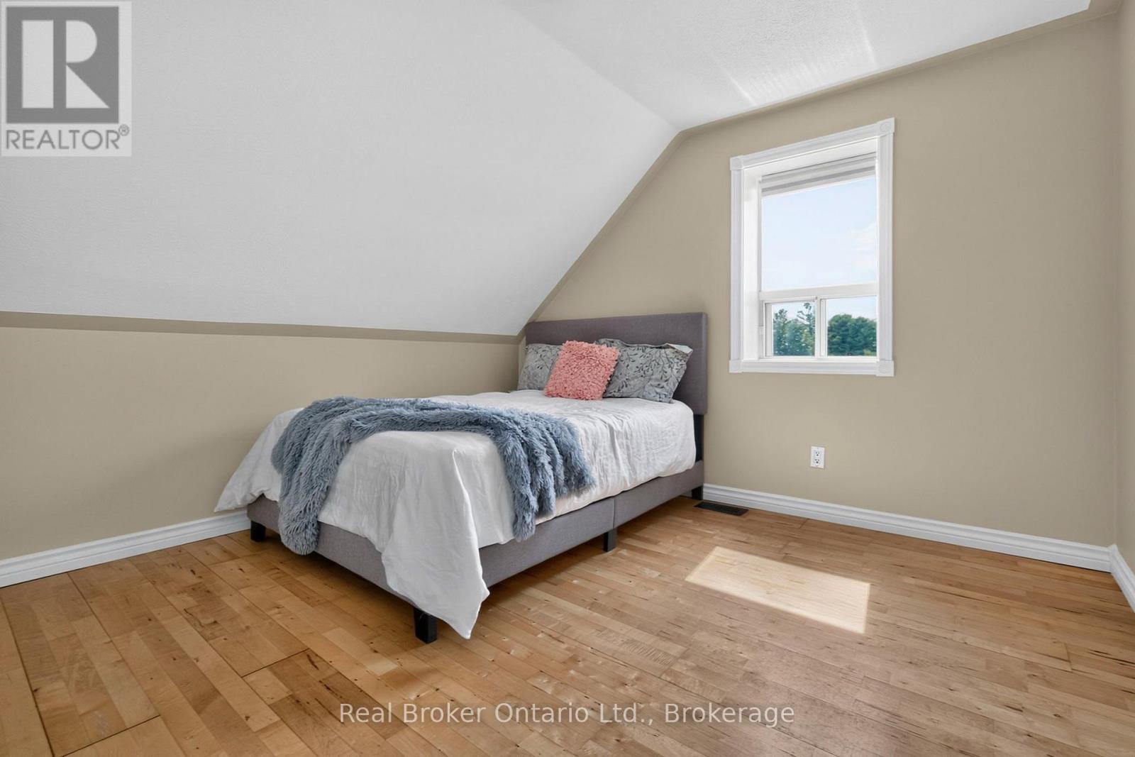597 Lafontaine Road W, Tiny, ON - Indoor Photo Showing Bedroom