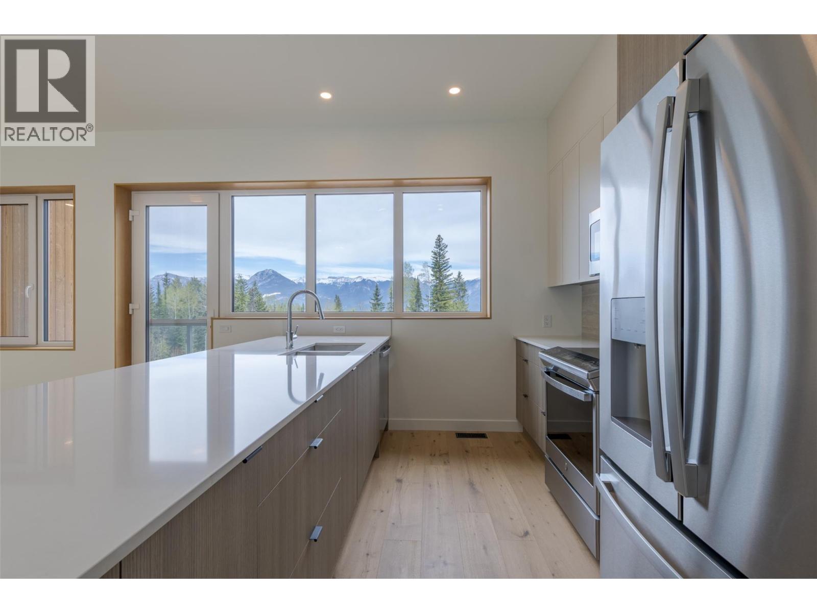 1654 Howse Pass, Golden, BC - Indoor Photo Showing Kitchen With Double Sink With Upgraded Kitchen