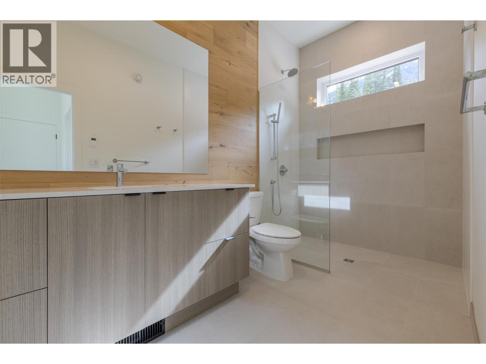 1654 Howse Pass, Golden, BC - Indoor Photo Showing Bathroom
