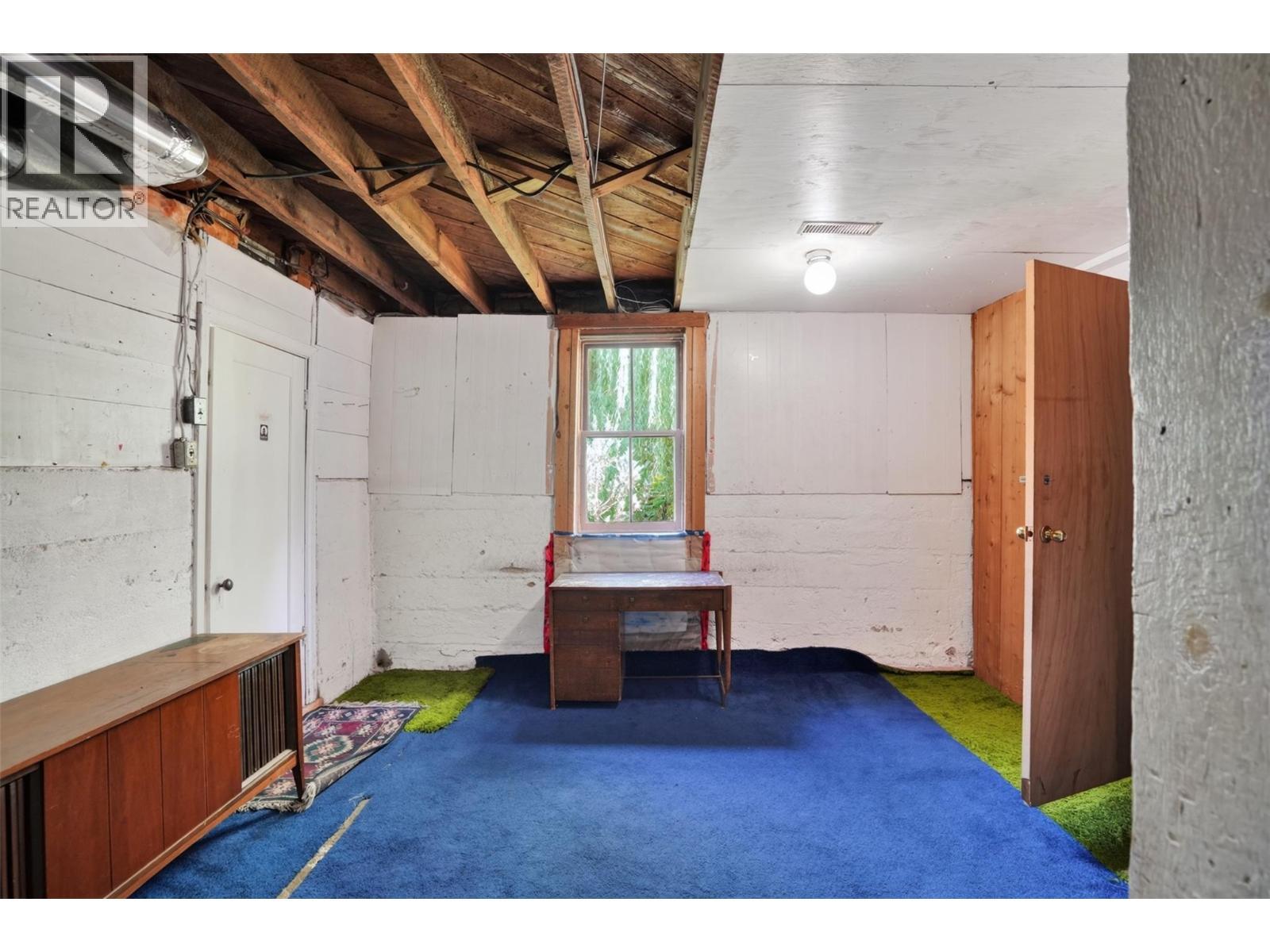 703 Pine Street, Nelson, BC - Indoor