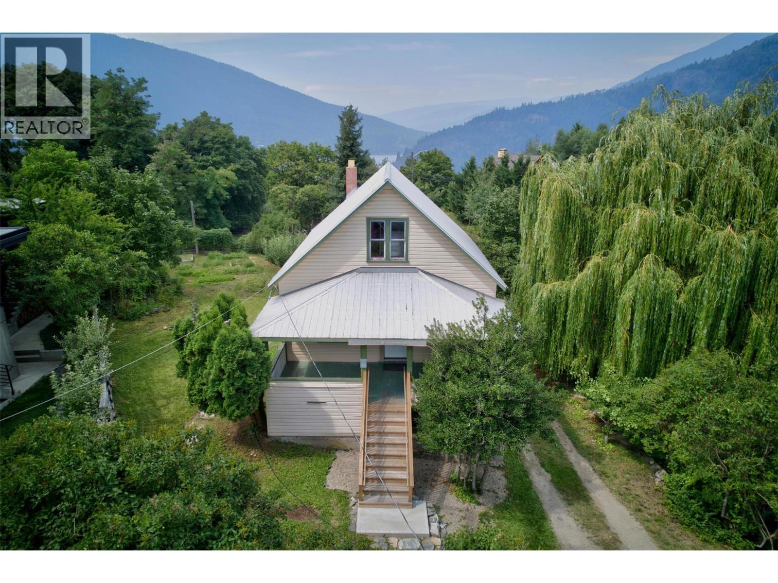 703 Pine Street, Nelson, BC - Outdoor With View