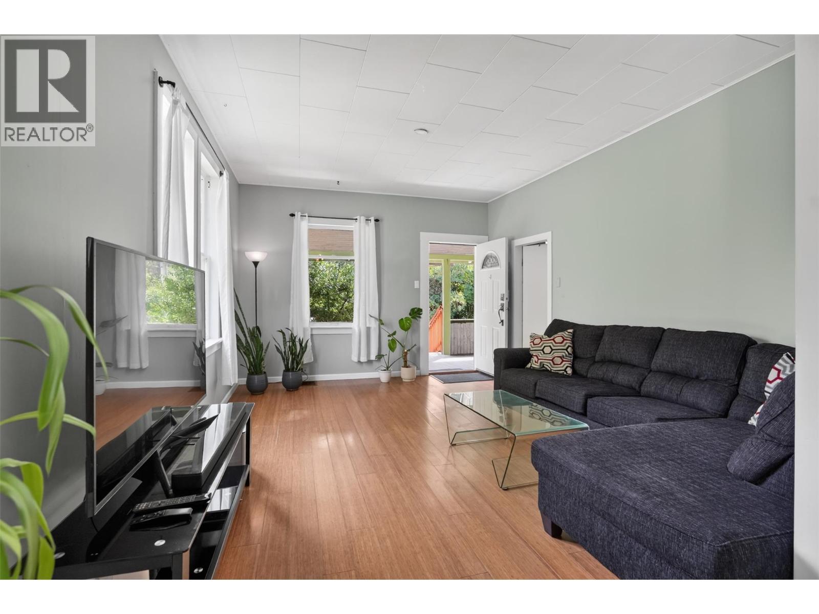 703 Pine Street, Nelson, BC - Indoor Photo Showing Living Room