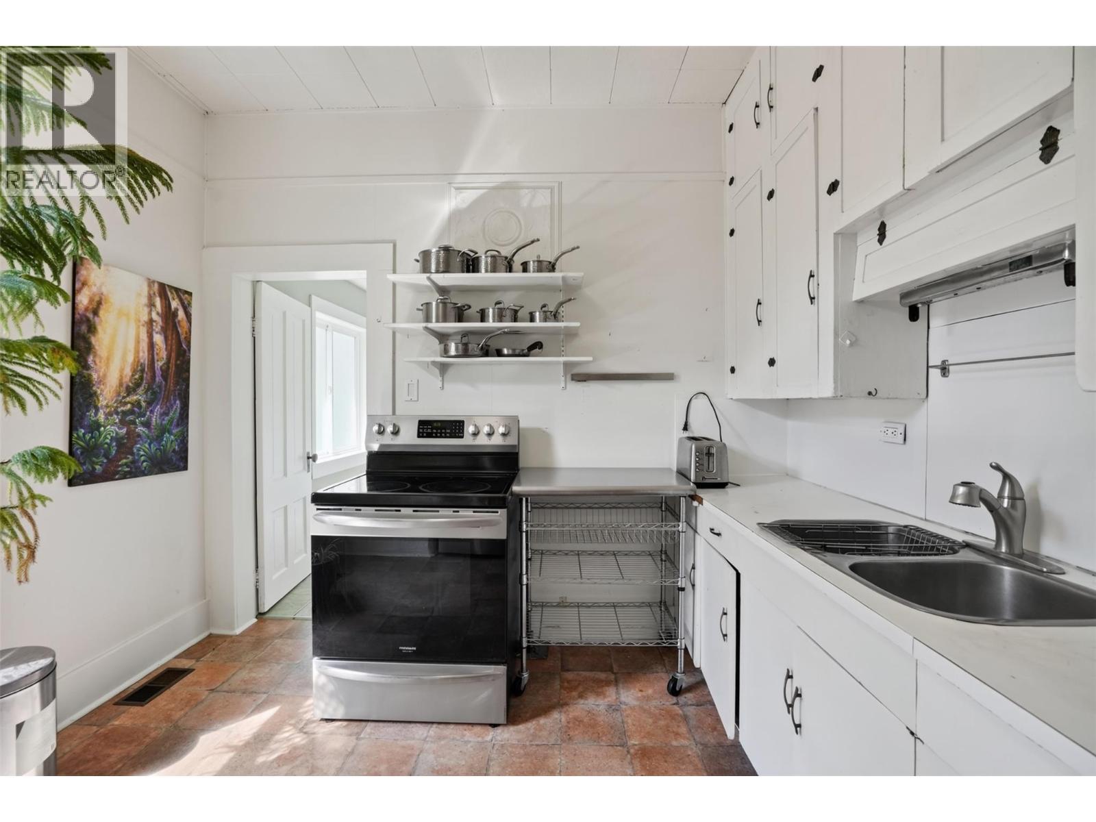 703 Pine Street, Nelson, BC - Indoor Photo Showing Kitchen With Double Sink