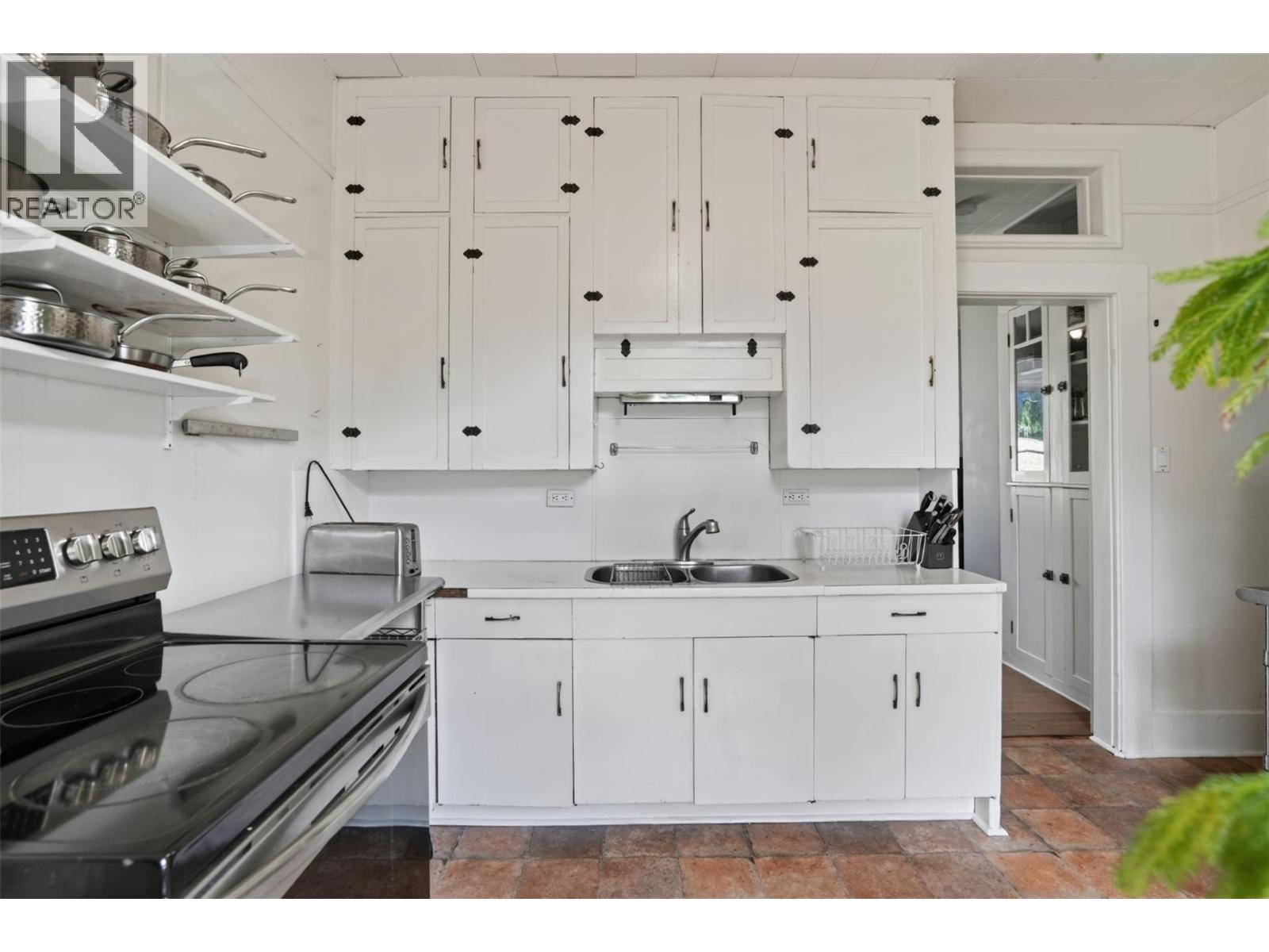 703 Pine Street, Nelson, BC - Indoor Photo Showing Kitchen With Double Sink