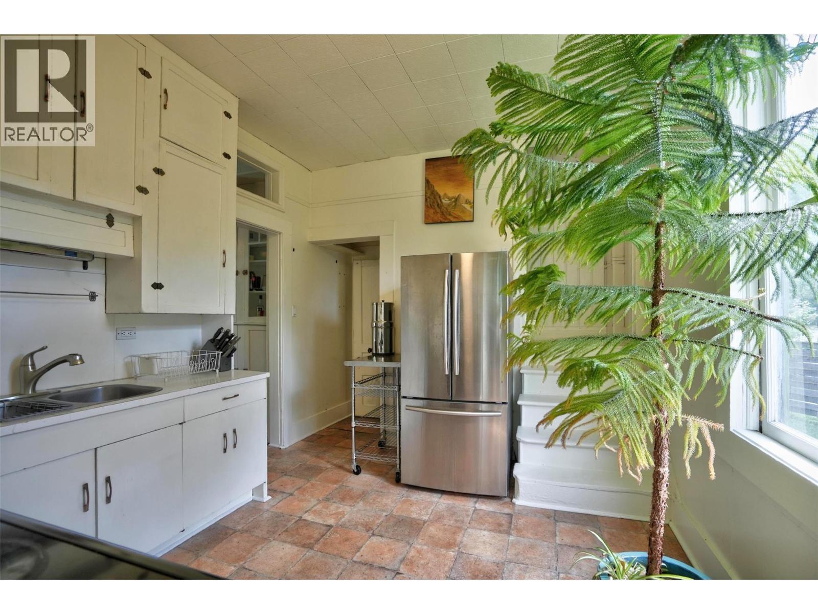 703 Pine Street, Nelson, BC - Indoor Photo Showing Kitchen With Double Sink