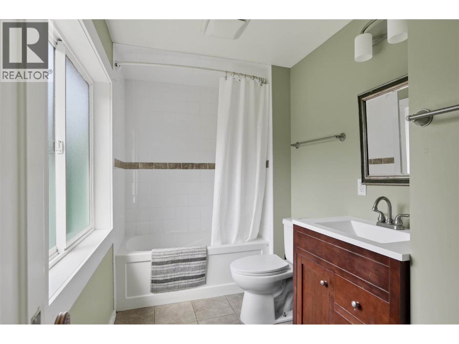 703 Pine Street, Nelson, BC - Indoor Photo Showing Bathroom