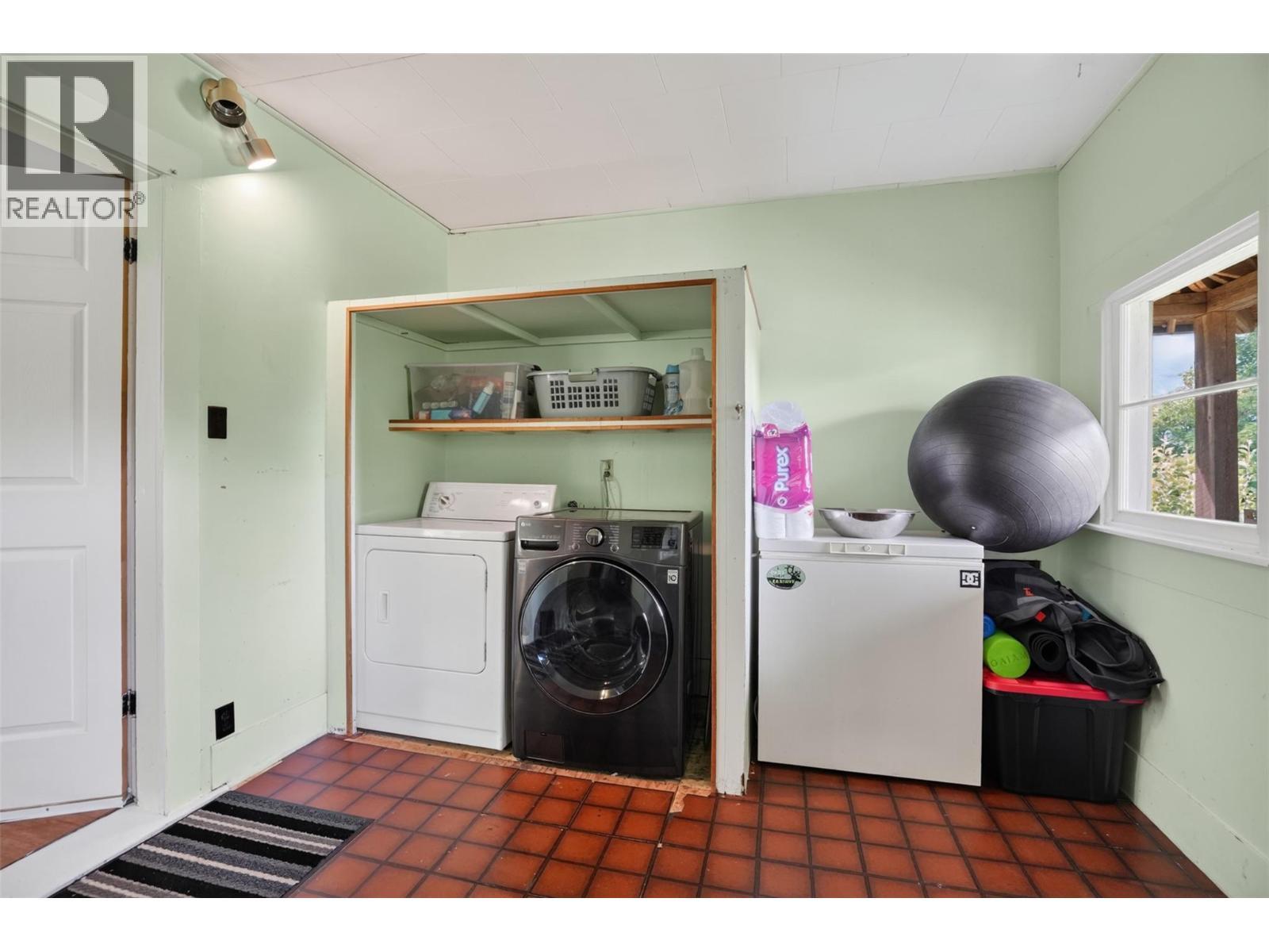 703 Pine Street, Nelson, BC - Indoor Photo Showing Laundry Room