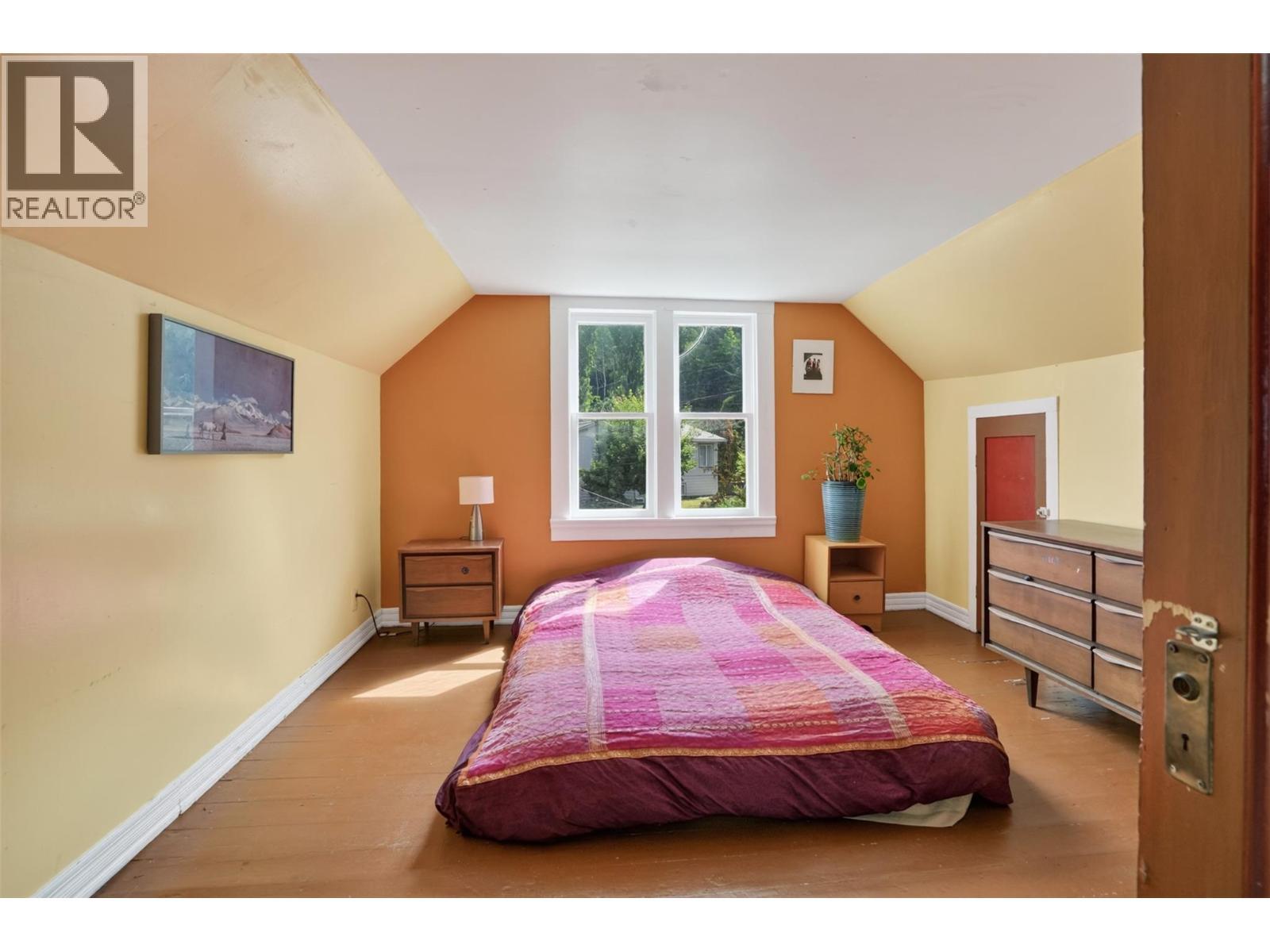 703 Pine Street, Nelson, BC - Indoor Photo Showing Bedroom