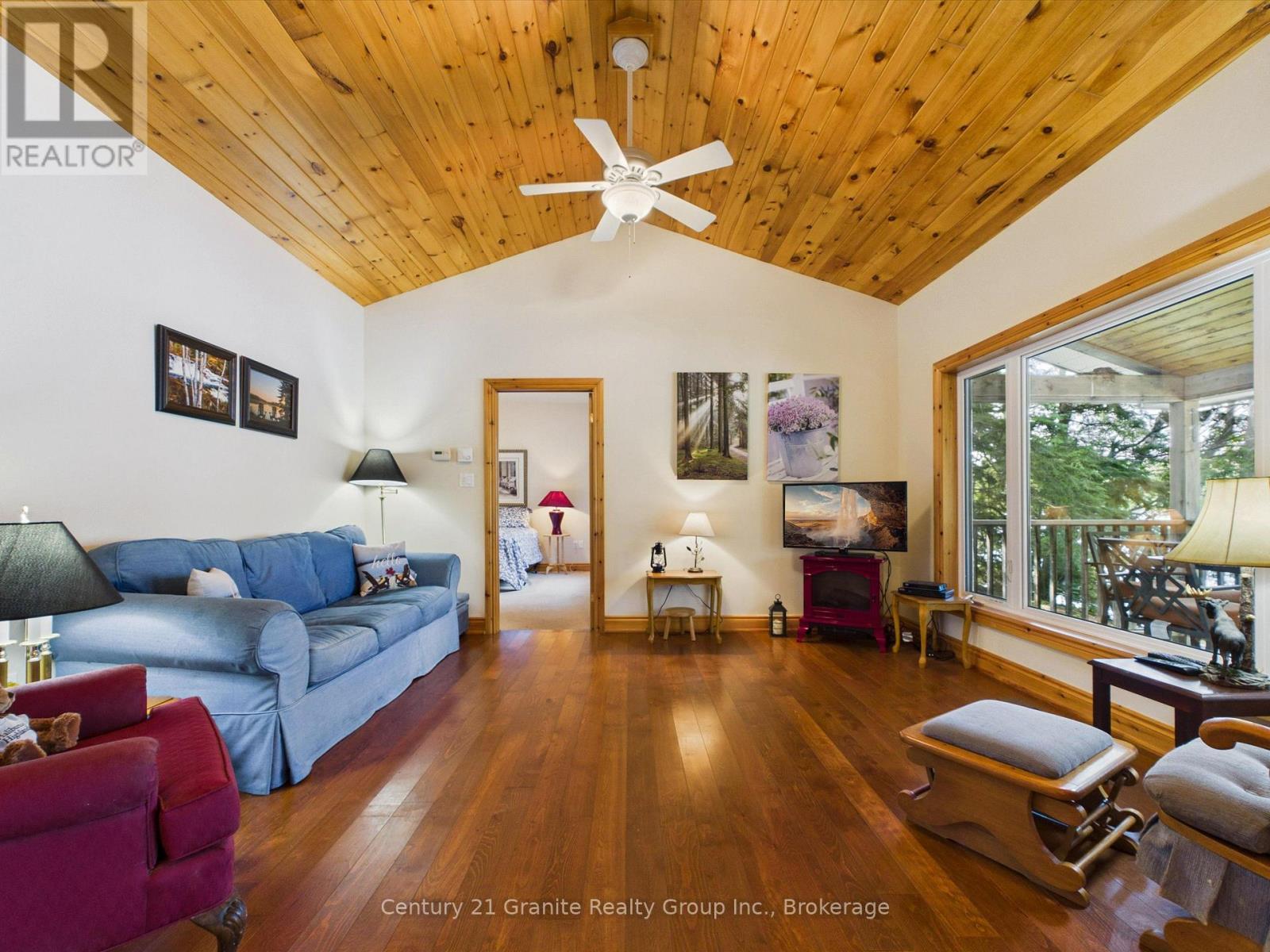 Gorgeous Floors - 1474 Bitter Lake Road, Dysart Et Al (Guilford), ON - Indoor Photo Showing Living Room