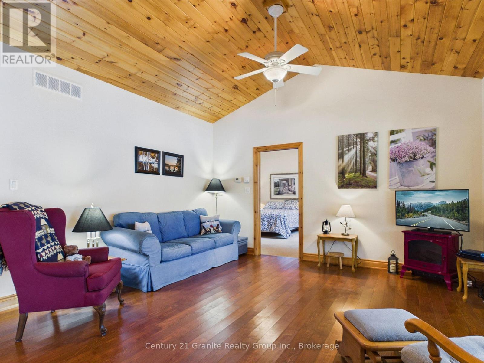 1474 Bitter Lake Road, Dysart Et Al (Guilford), ON - Indoor Photo Showing Living Room