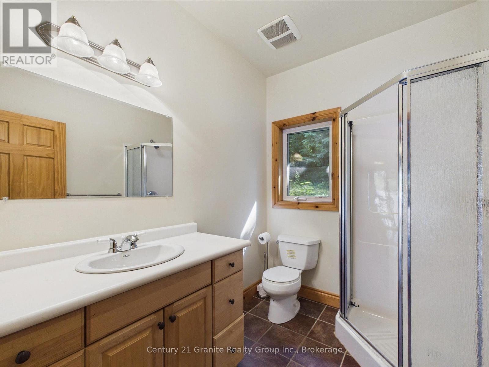 Main Floor Bathroom - 1474 Bitter Lake Road, Dysart Et Al (Guilford), ON - Indoor Photo Showing Bathroom