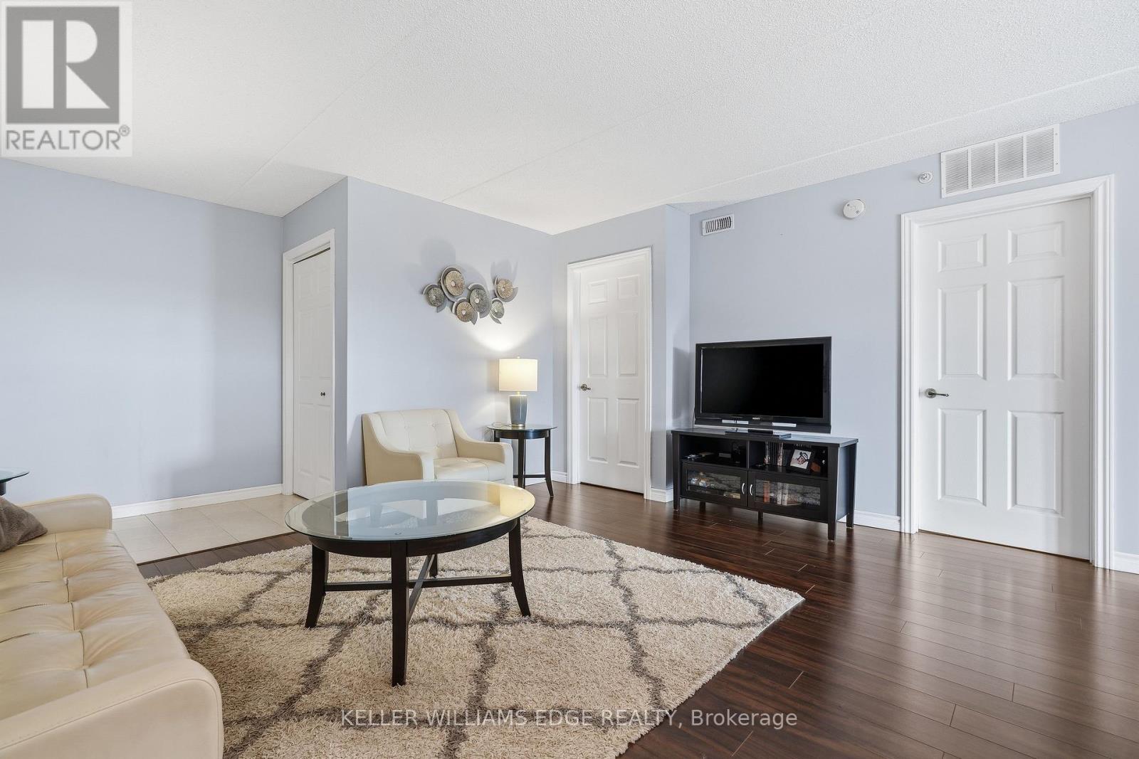 307 - 2035 Appleby Line, Burlington, ON - Indoor Photo Showing Living Room