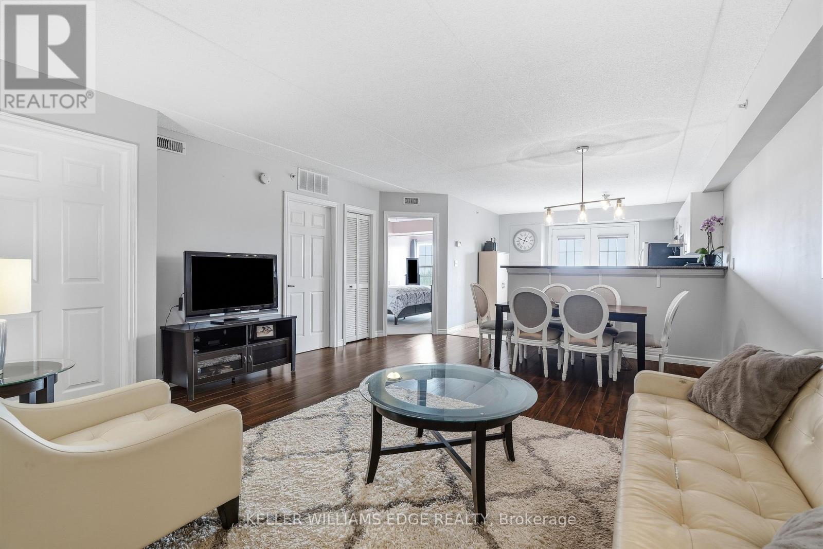 307 - 2035 Appleby Line, Burlington, ON - Indoor Photo Showing Living Room