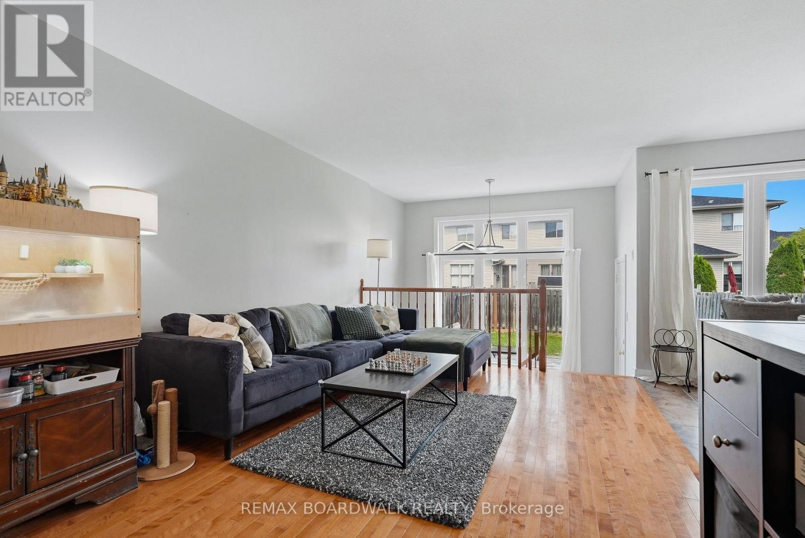 Large room as well! - 617 Spikemoss Place, Ottawa, ON - Indoor Photo Showing Living Room