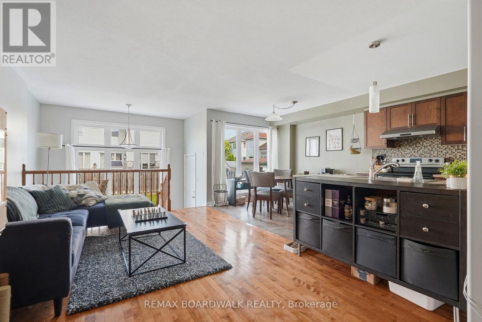 617 Spikemoss Place, Ottawa, ON - Indoor Photo Showing Living Room