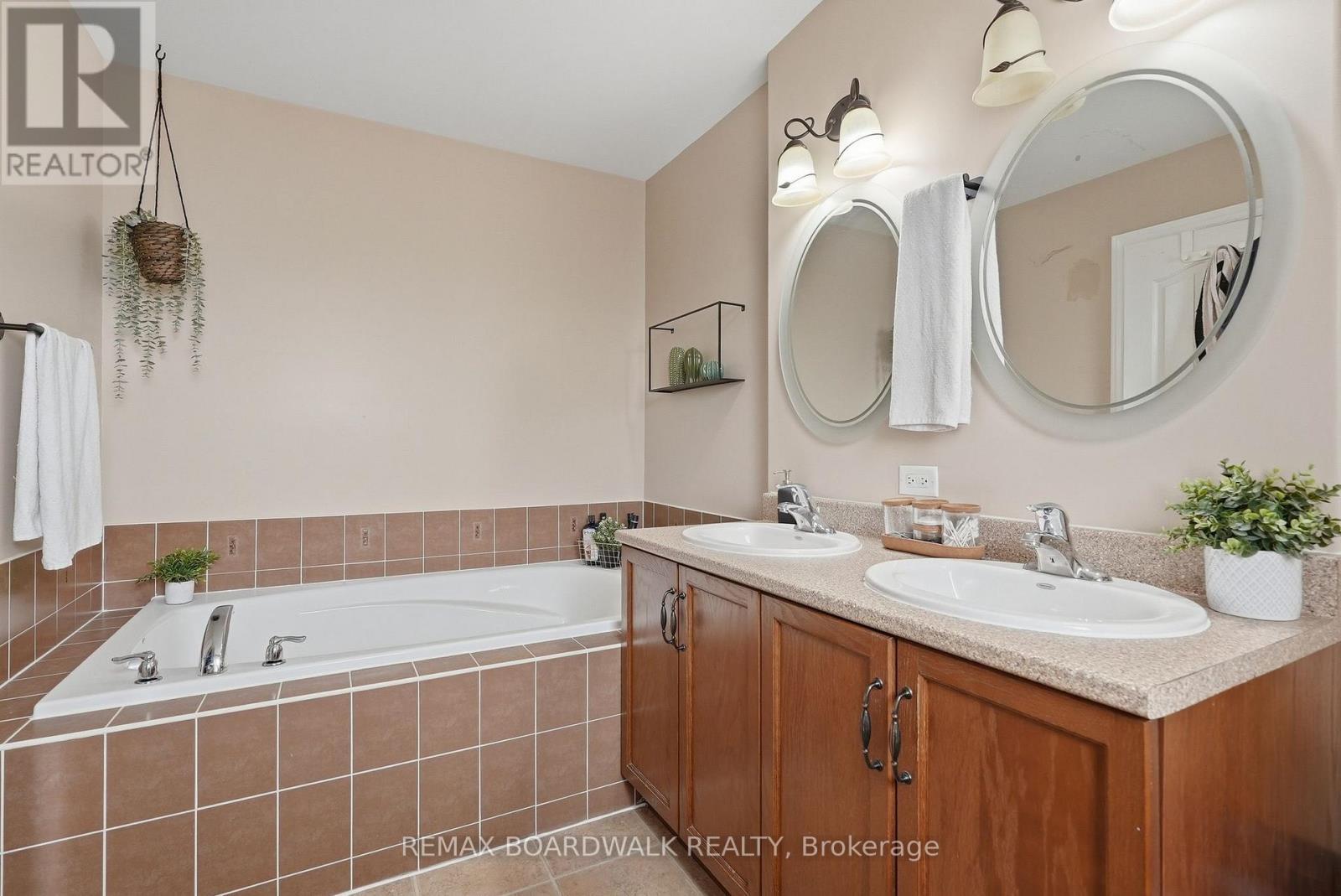 5 piece en suite off the primary! - 617 Spikemoss Place, Ottawa, ON - Indoor Photo Showing Bathroom