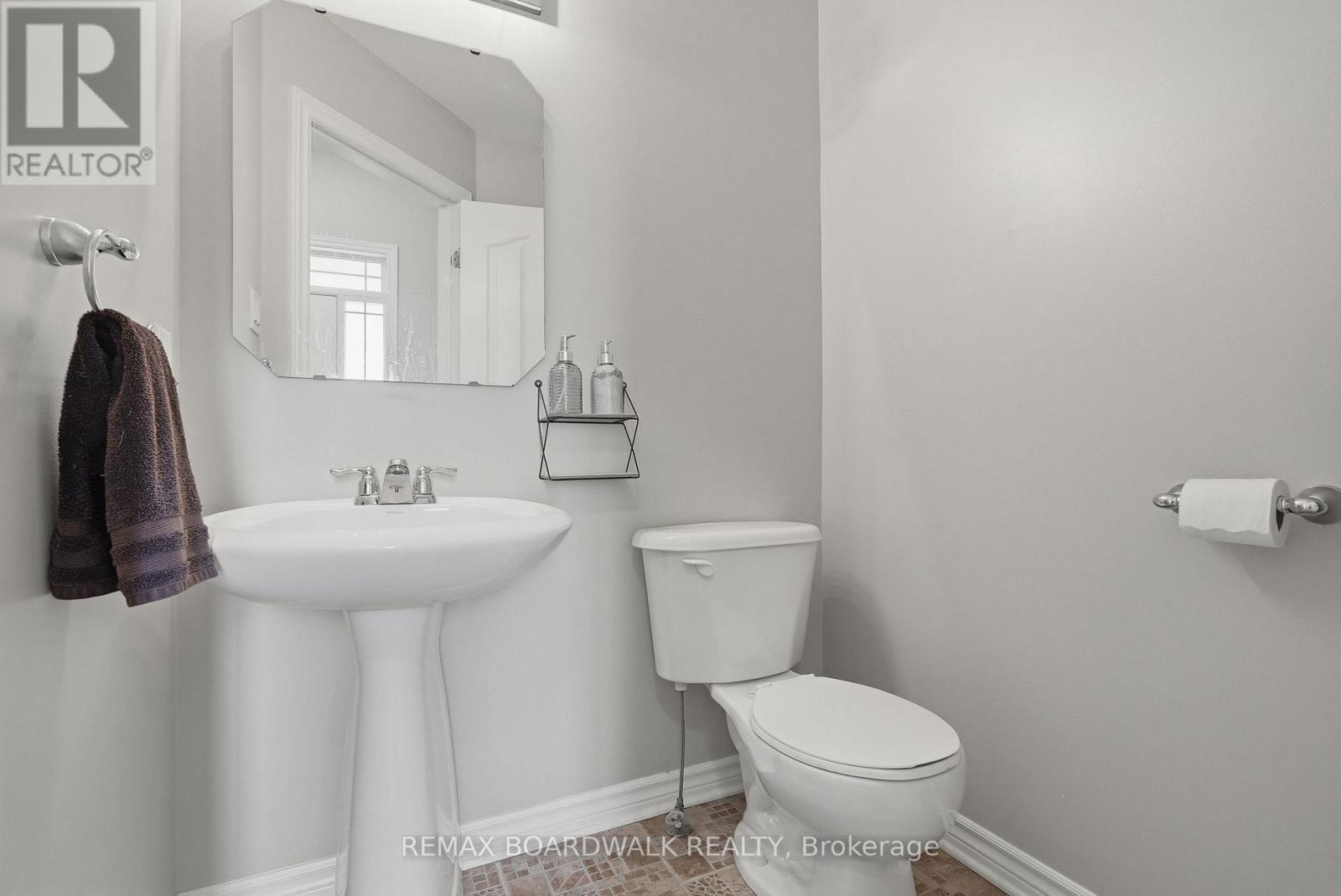 Handy powder room at main entrance - 617 Spikemoss Place, Ottawa, ON - Indoor Photo Showing Bathroom