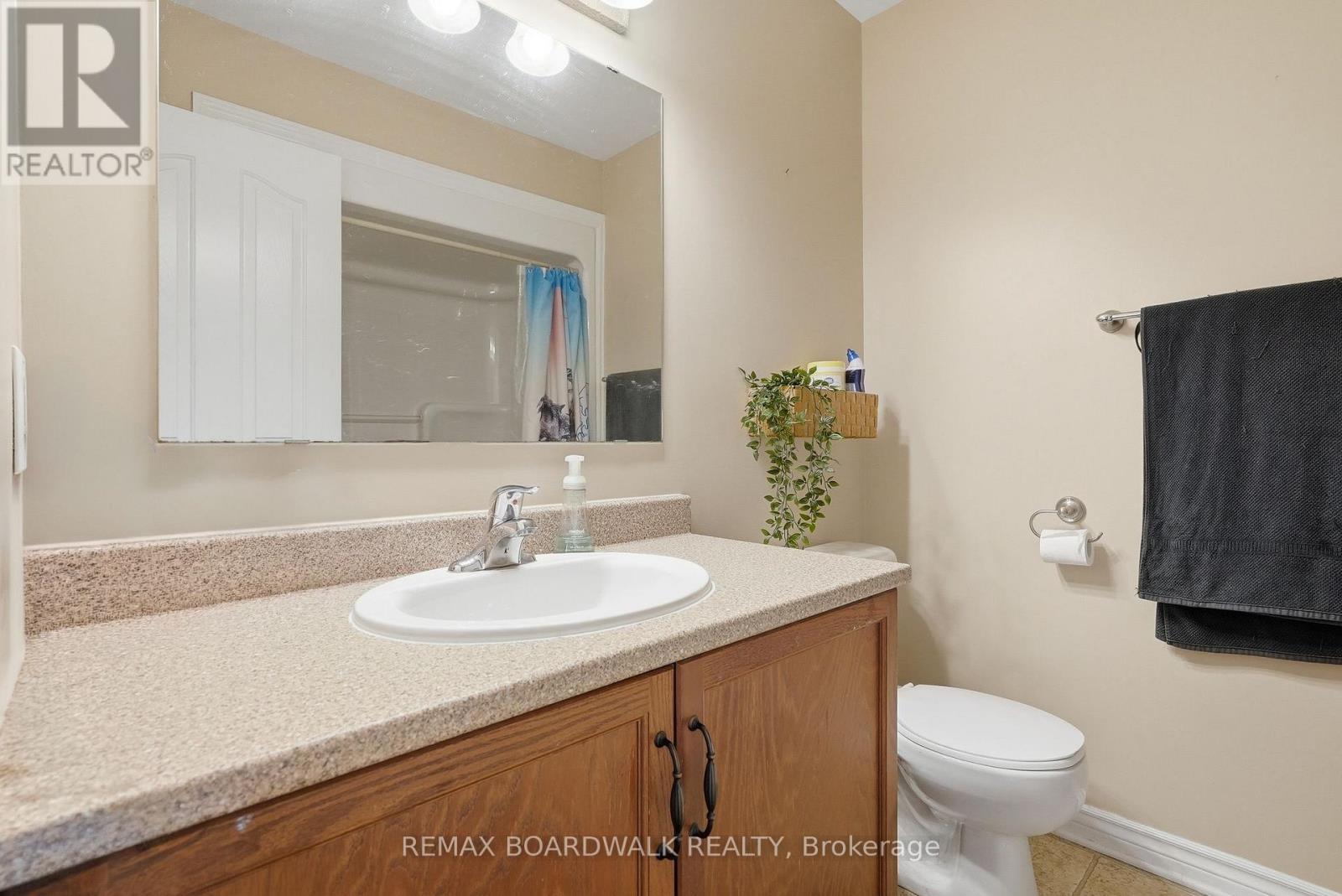 4 piece main bathroom... - 617 Spikemoss Place, Ottawa, ON - Indoor Photo Showing Bathroom