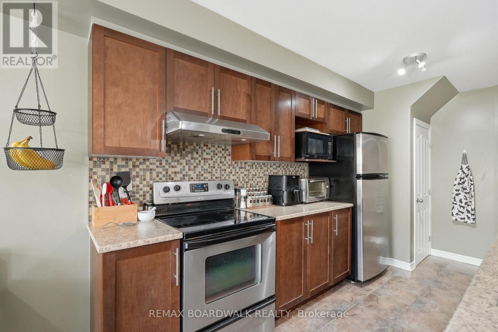 Quality maple cabinets... - 617 Spikemoss Place, Ottawa, ON - Indoor Photo Showing Kitchen
