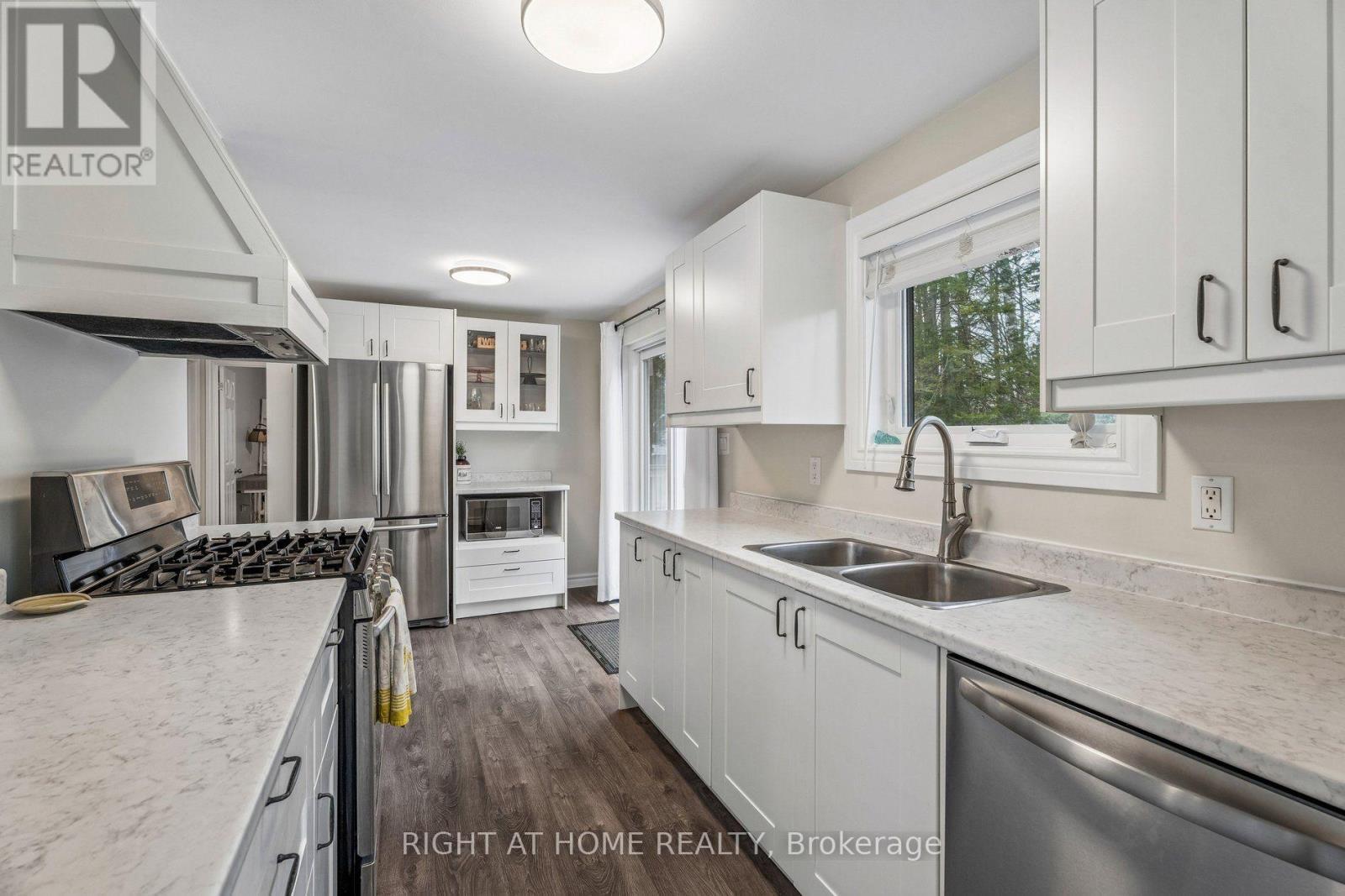 158 Zoo Park Road, Wasaga Beach, ON - Indoor Photo Showing Kitchen With Double Sink With Upgraded Kitchen